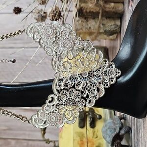 WHITE ORNATE METAL LACE LOOK VINTAGE BIB STYLE NECKLACE